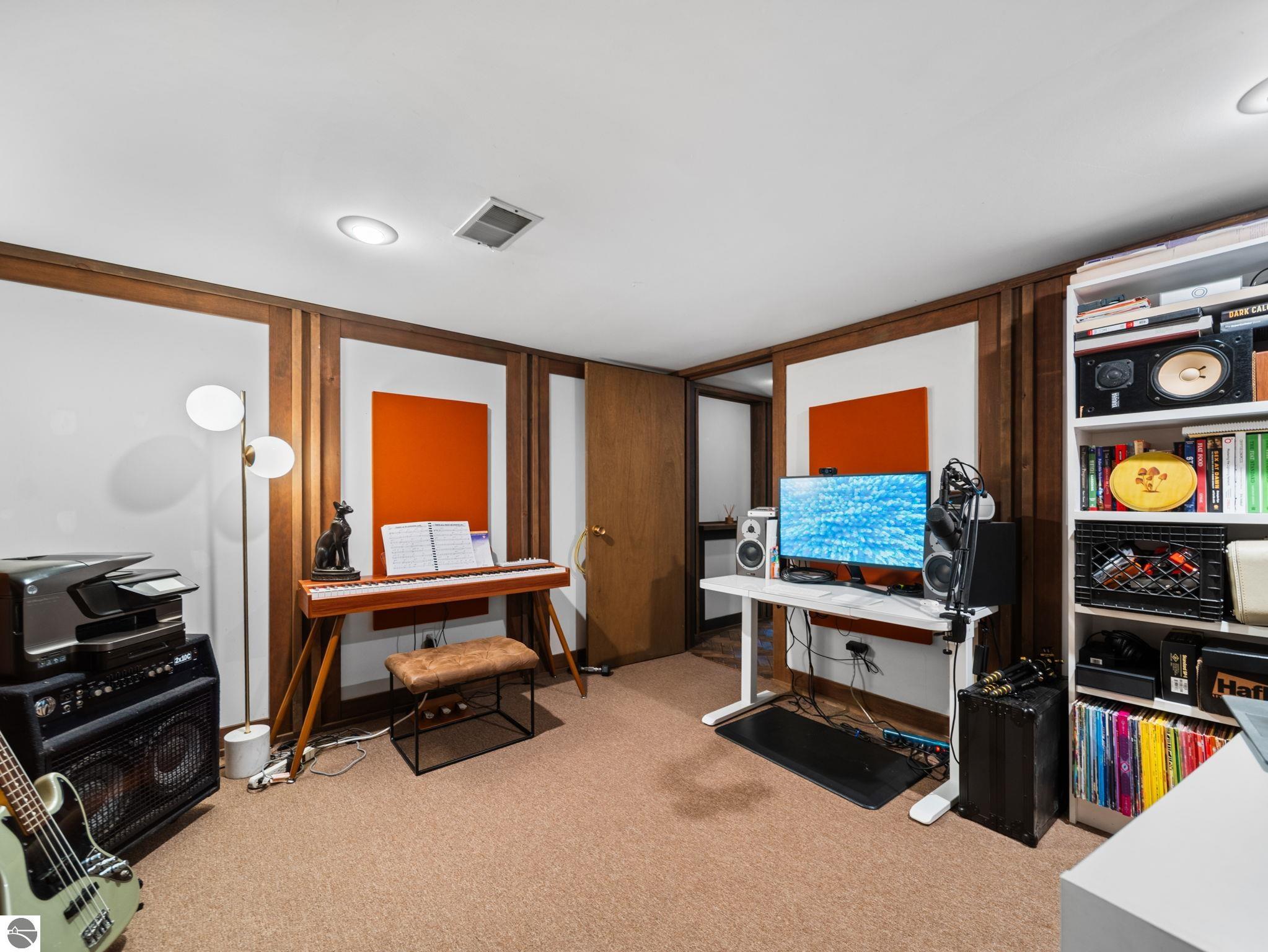 Traverse City, Michigan, 49686, United States, 3 Bedrooms Bedrooms, ,2 BathroomsBathrooms,Residential,Contingent,2007042