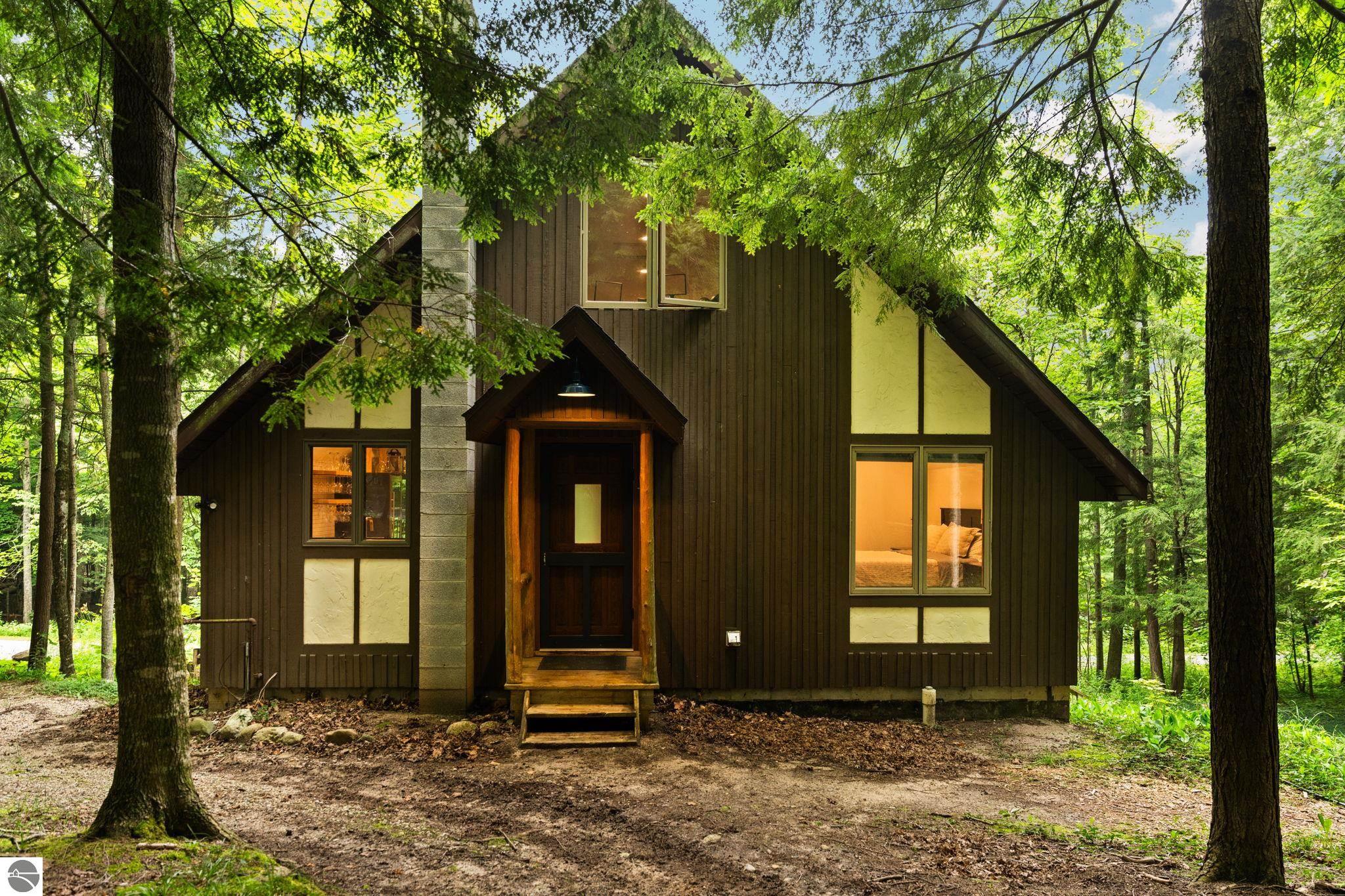 Traverse City, Michigan, 49684, United States, 4 Bedrooms Bedrooms, ,3 BathroomsBathrooms,Residential,Active,1909642