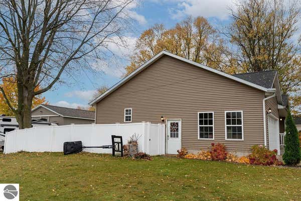 328 N CHIPPEWA ST, SHEPHERD, MI 48883, photo 4 of 63