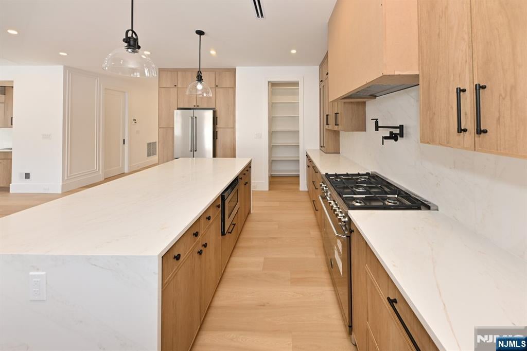 River Edge, New Jersey, 07661, United States, 5 Bedrooms Bedrooms, ,6 BathroomsBathrooms,Residential,Active,2014946