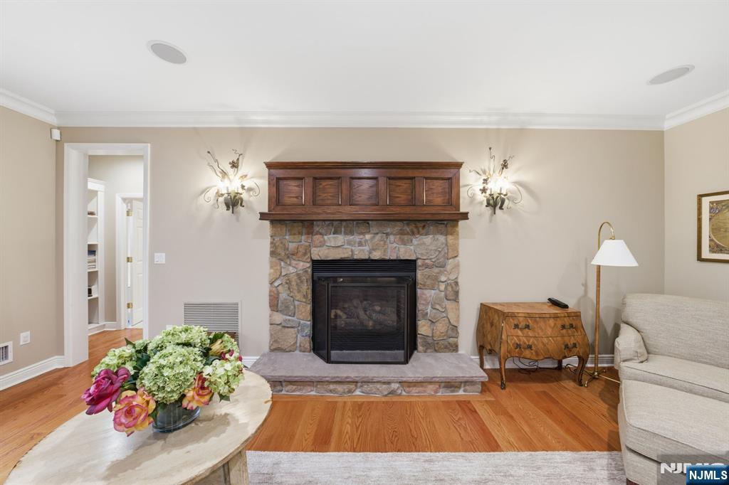 Tenafly, New Jersey, 07670, United States, 6 Bedrooms Bedrooms, ,4 BathroomsBathrooms,Residential,Pending,2007021