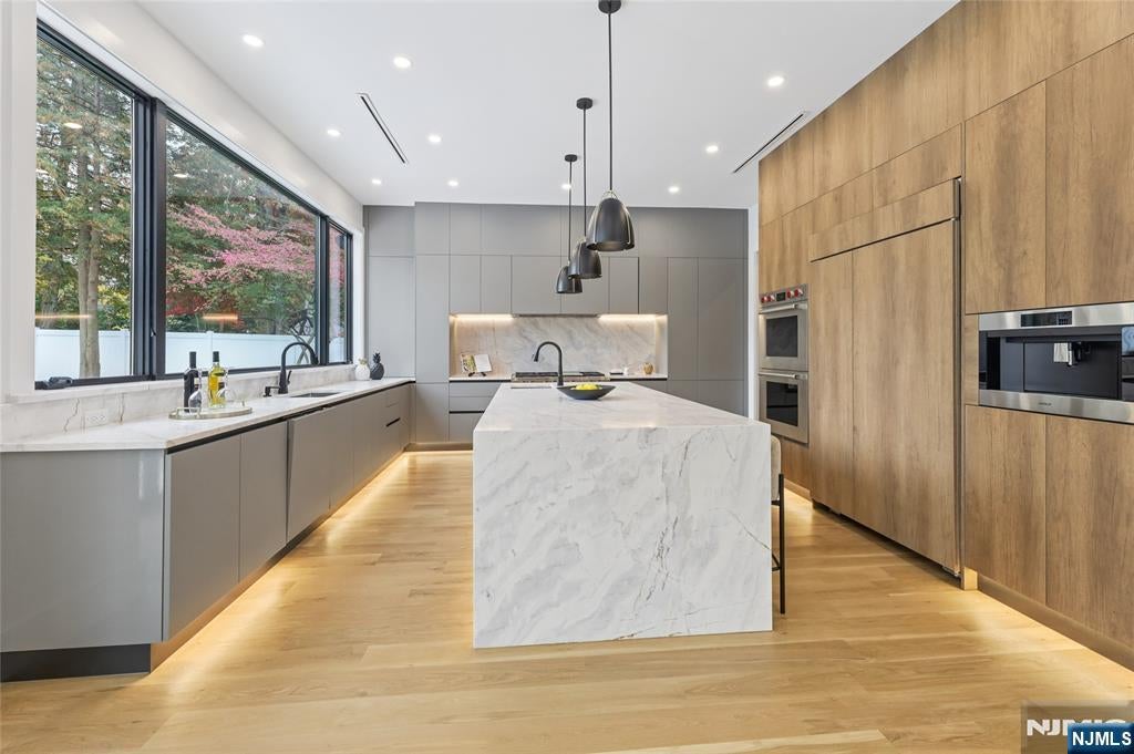 Tenafly, New Jersey, 07670, United States, 6 Bedrooms Bedrooms, ,7 BathroomsBathrooms,Residential,Active,1952304