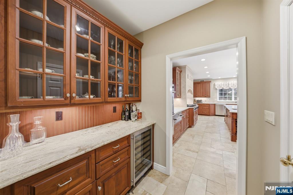 Tenafly, New Jersey, 07670, United States, 6 Bedrooms Bedrooms, ,4 BathroomsBathrooms,Residential,Pending,2007021