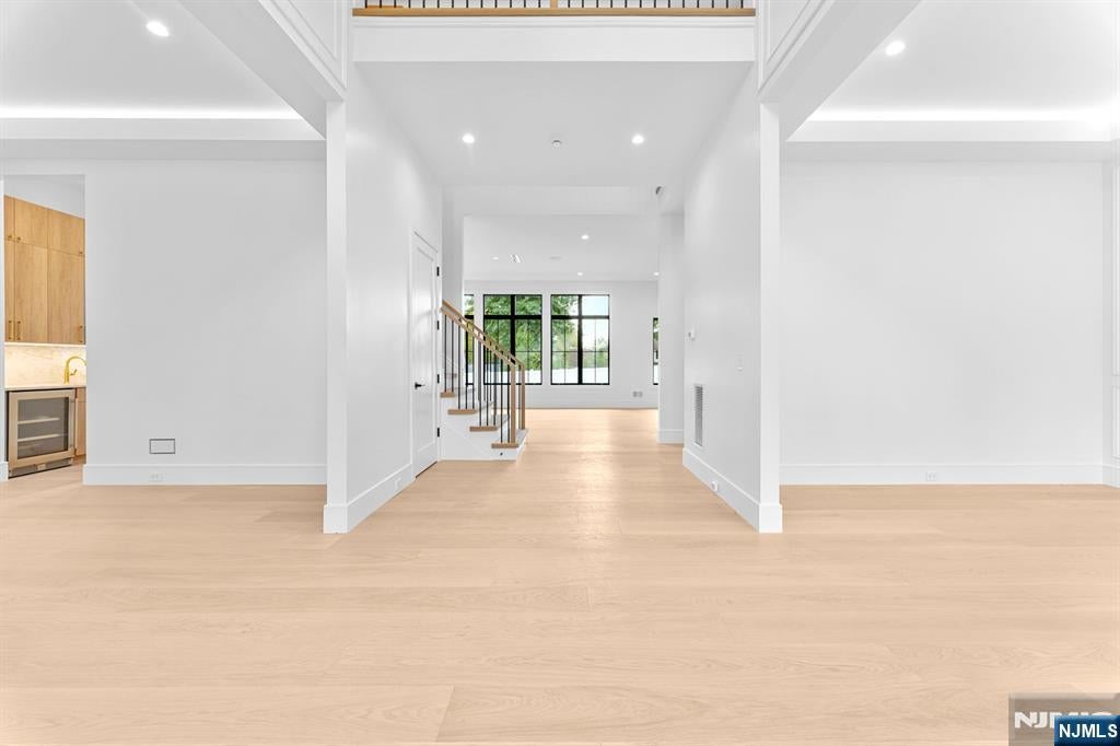 Paramus, New Jersey, 07652, United States, 6 Bedrooms Bedrooms, ,7 BathroomsBathrooms,Residential,Active,1968119