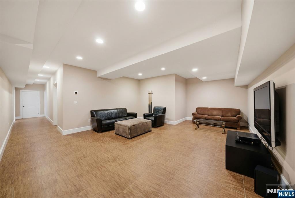 Tenafly, New Jersey, 07670, United States, 6 Bedrooms Bedrooms, ,7 BathroomsBathrooms,Residential,Active,2043827