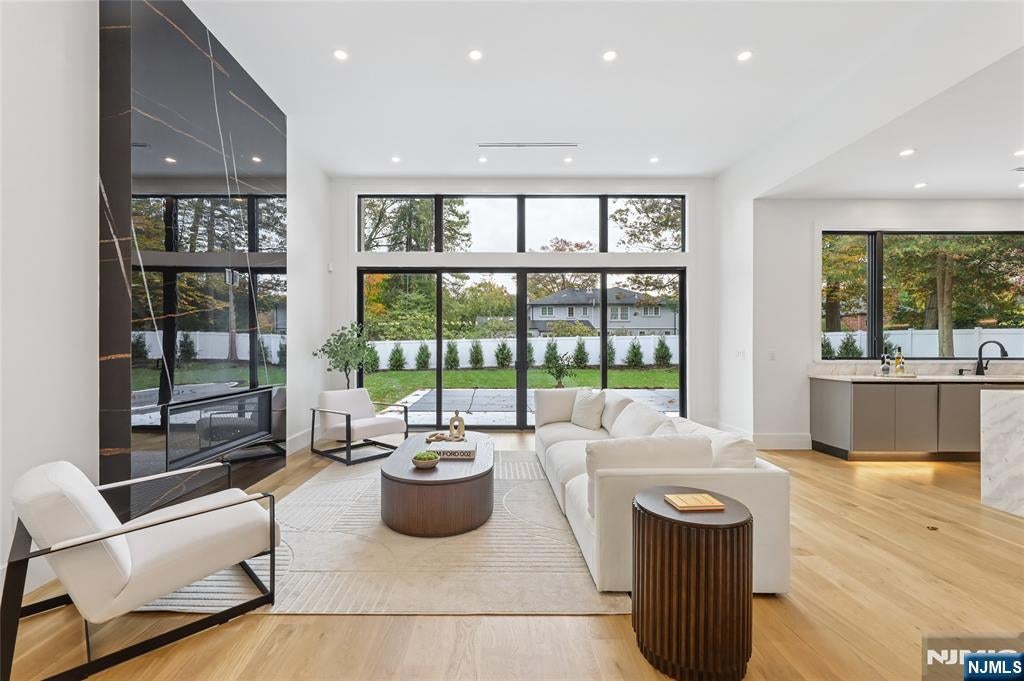 Tenafly, New Jersey, 07670, United States, 6 Bedrooms Bedrooms, ,7 BathroomsBathrooms,Residential,Active,1952304