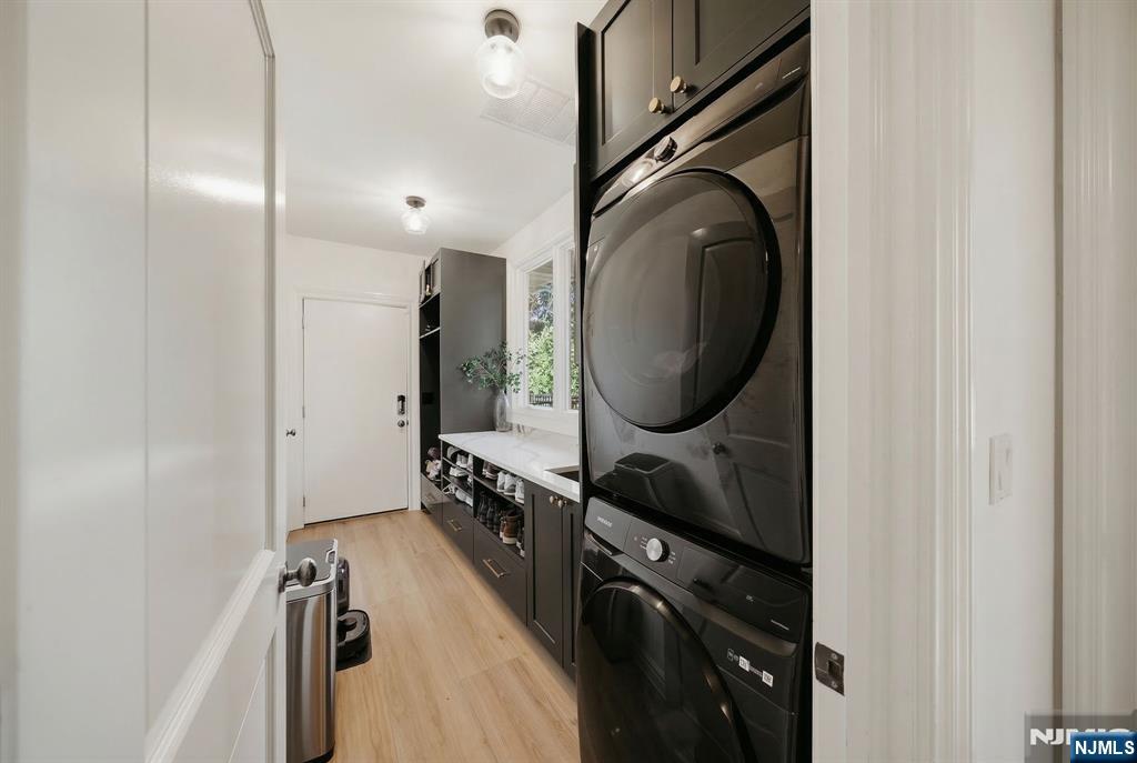 Tenafly, New Jersey, 07670, United States, 6 Bedrooms Bedrooms, ,7 BathroomsBathrooms,Residential,Active,2043827
