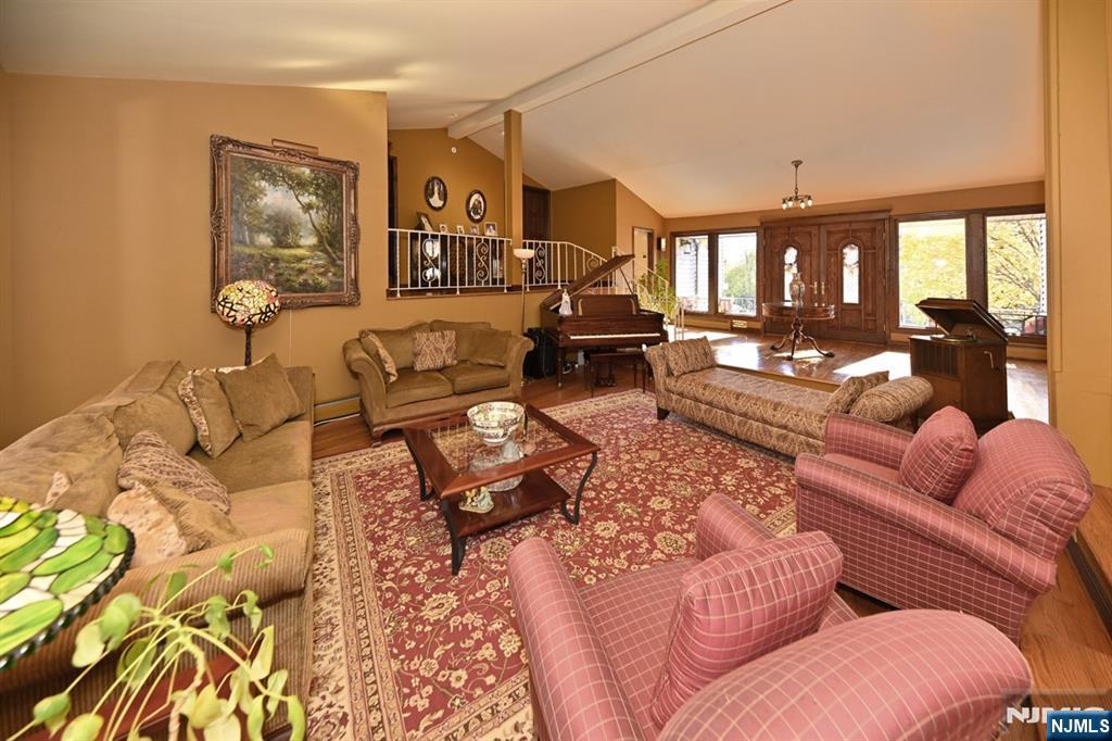 Paramus, New Jersey, 07652, United States, 4 Bedrooms Bedrooms, ,6 BathroomsBathrooms,Residential,Active,1990037