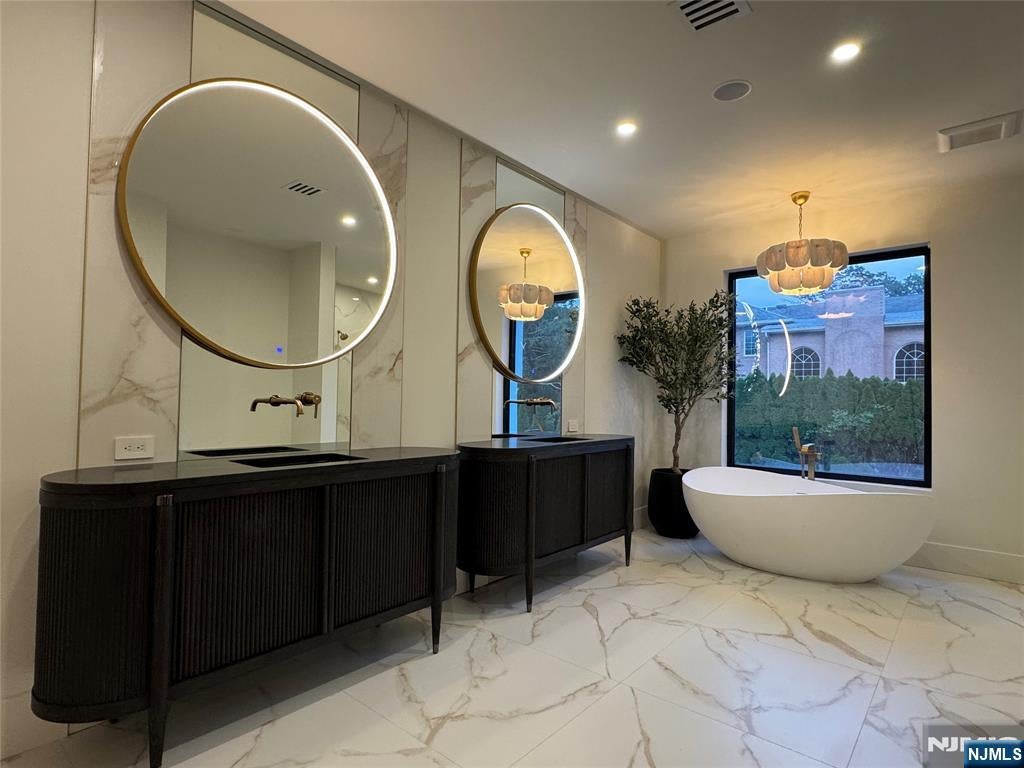 Englewood Cliffs, New Jersey, 07632, United States, 7 Bedrooms Bedrooms, ,8 BathroomsBathrooms,Residential,Active,1952040