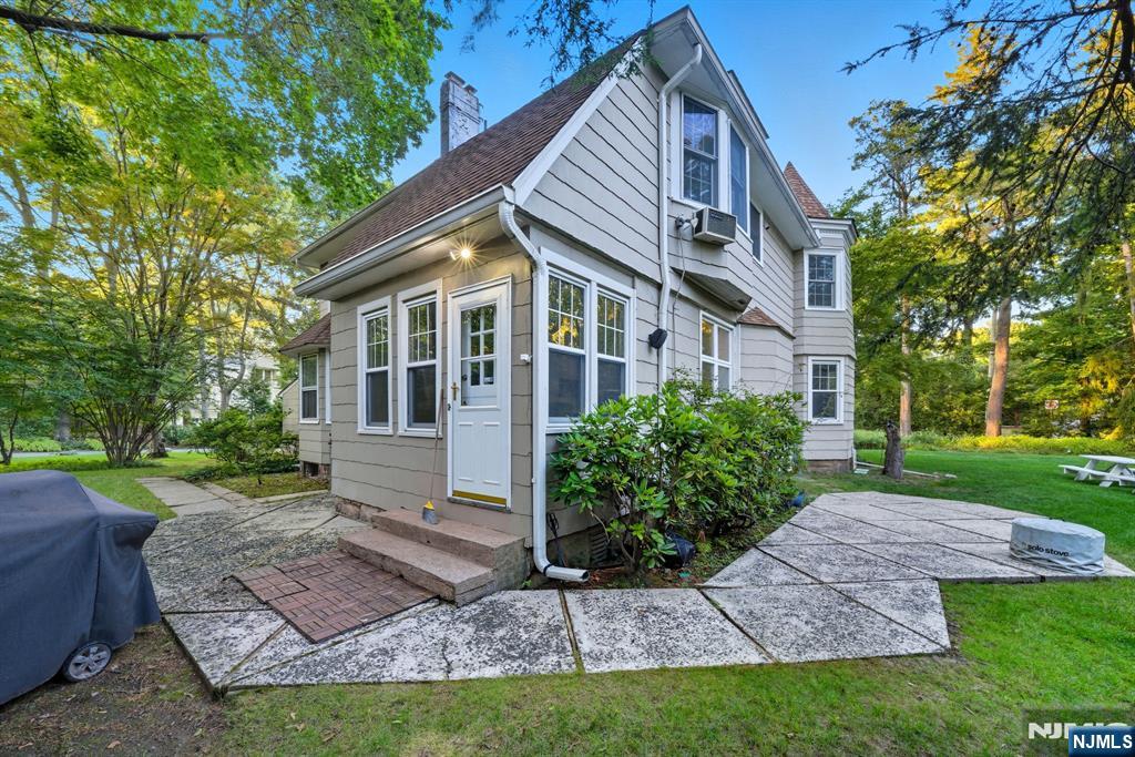 Tenafly, New Jersey, 07670, United States, 6 Bedrooms Bedrooms, ,4 BathroomsBathrooms,Residential,Active,1945075