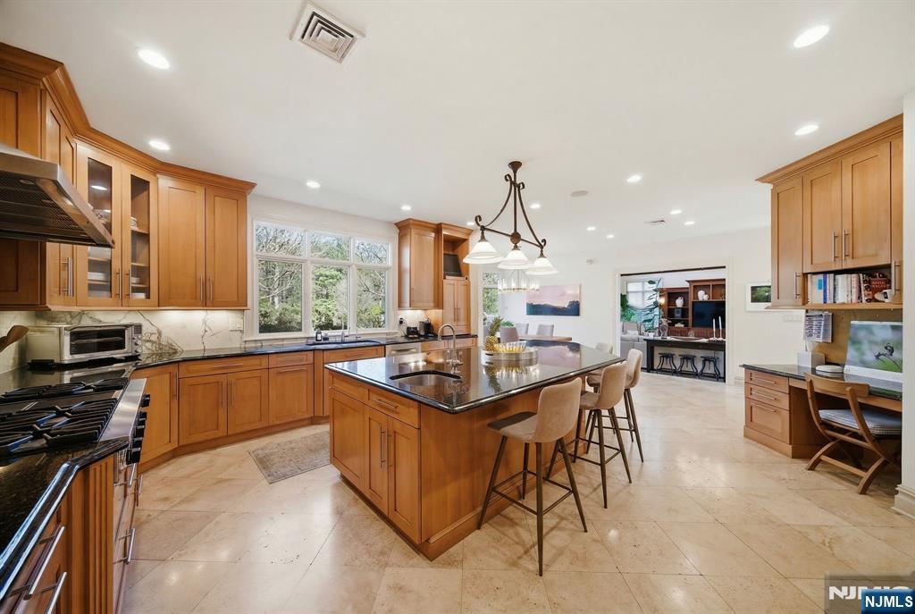 Tenafly, New Jersey, 07670, United States, 6 Bedrooms Bedrooms, ,7 BathroomsBathrooms,Residential,Active,2043827