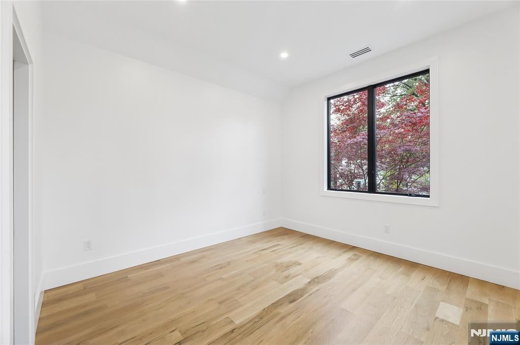 Tenafly, New Jersey, 07670, United States, 6 Bedrooms Bedrooms, ,7 BathroomsBathrooms,Residential,Active,1952304