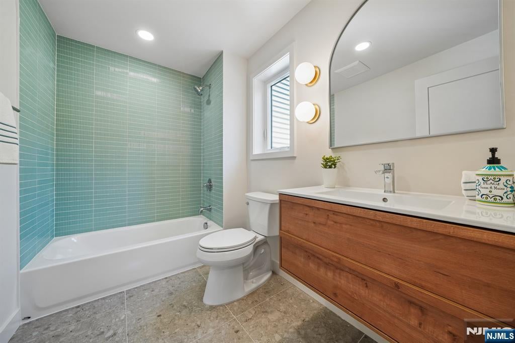 Millburn, New Jersey, 07078, United States, 5 Bedrooms Bedrooms, ,4 BathroomsBathrooms,Residential,Active,2044164