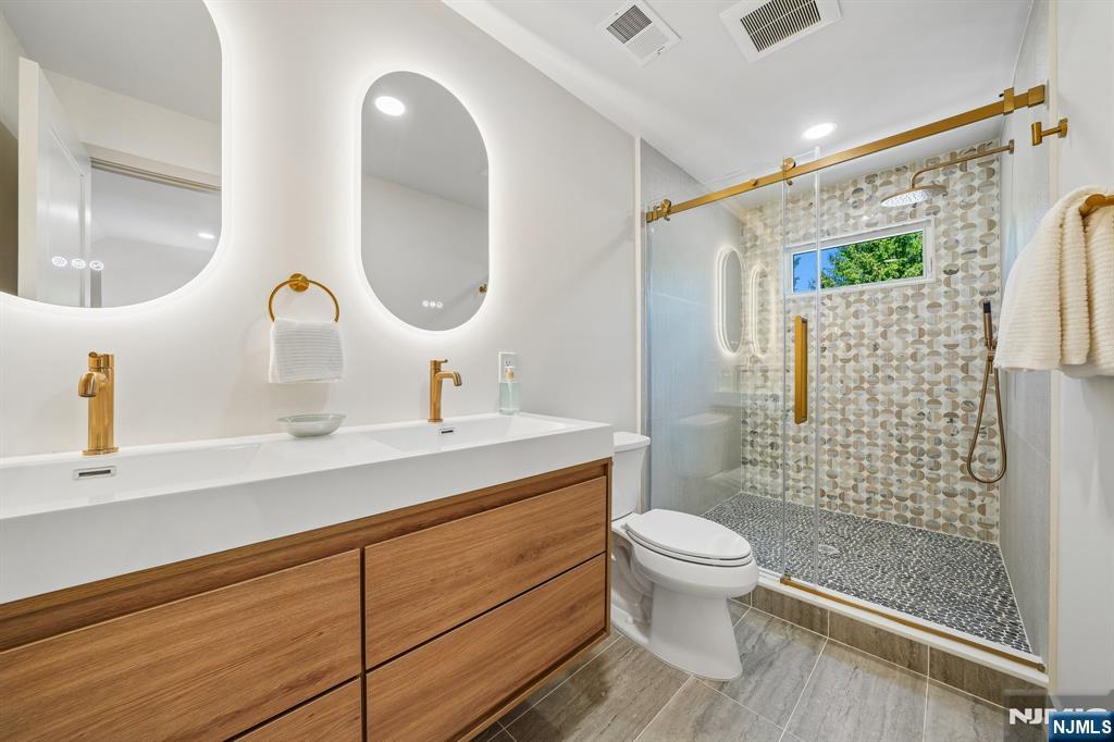Millburn, New Jersey, 07078, United States, 5 Bedrooms Bedrooms, ,4 BathroomsBathrooms,Residential,Active,2044164