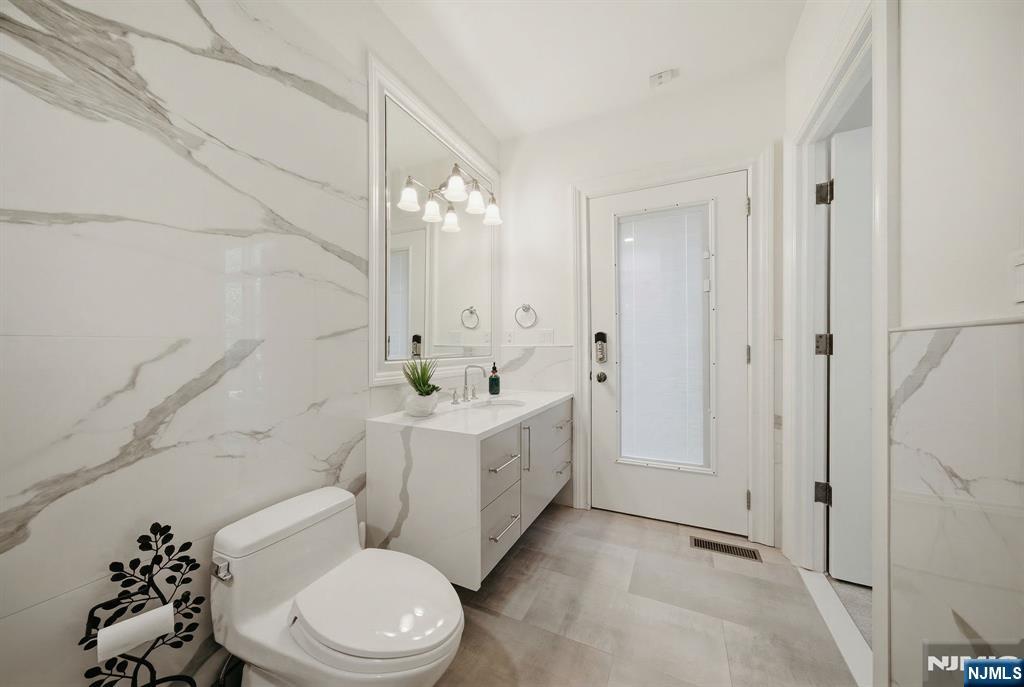 Tenafly, New Jersey, 07670, United States, 6 Bedrooms Bedrooms, ,7 BathroomsBathrooms,Residential,Active,2043827