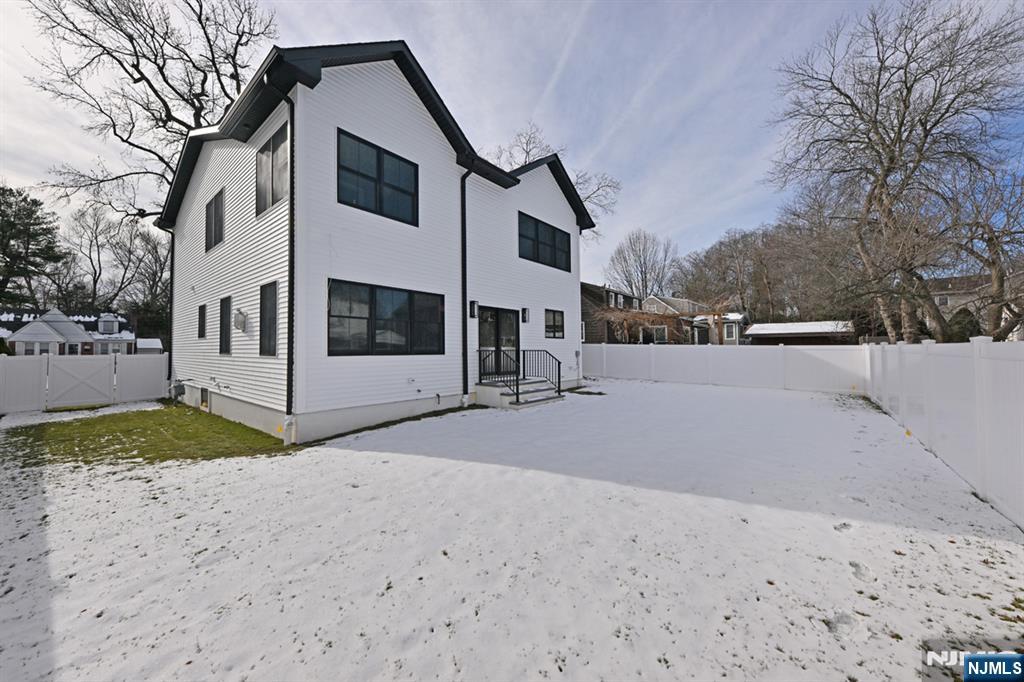 River Edge, New Jersey, 07661, United States, 5 Bedrooms Bedrooms, ,6 BathroomsBathrooms,Residential,Active,2014946