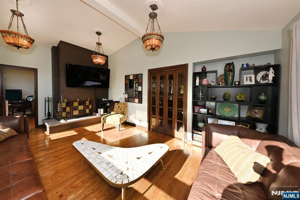 Paramus, New Jersey, 07652, United States, 4 Bedrooms Bedrooms, ,6 BathroomsBathrooms,Residential,Active,1990037