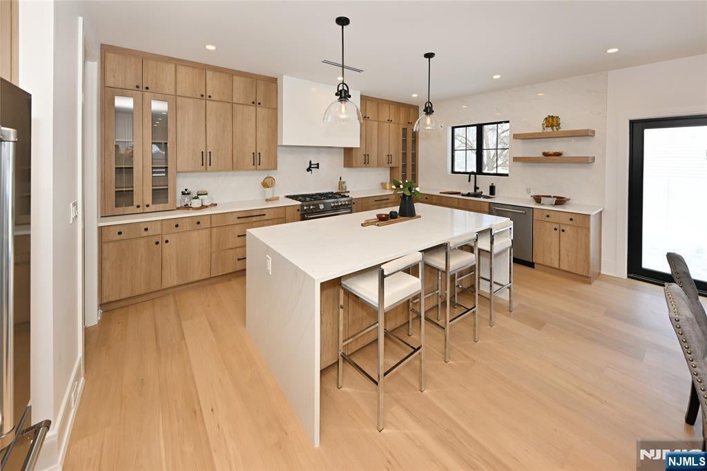 River Edge, New Jersey, 07661, United States, 5 Bedrooms Bedrooms, ,6 BathroomsBathrooms,Residential,Active,2014946