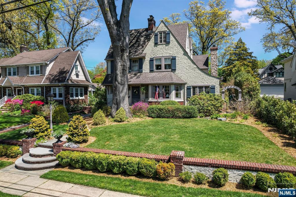 Glen Rock, New Jersey, 07452, United States, 5 Bedrooms Bedrooms, ,6 BathroomsBathrooms,Residential,Active,2042645