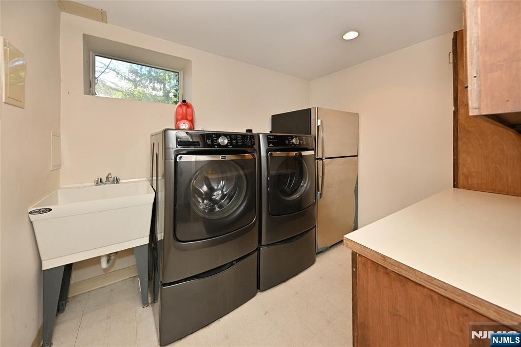 Englewood Cliffs, New Jersey, 07632, United States, 5 Bedrooms Bedrooms, ,4 BathroomsBathrooms,Residential,Active,1929465