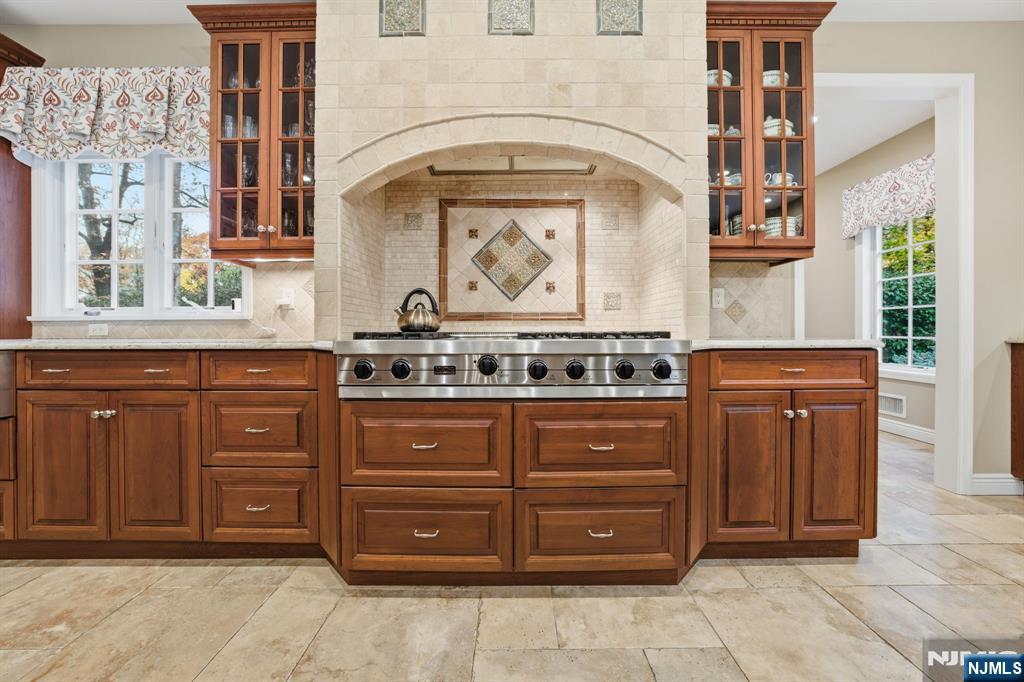 Tenafly, New Jersey, 07670, United States, 6 Bedrooms Bedrooms, ,4 BathroomsBathrooms,Residential,Pending,2007021