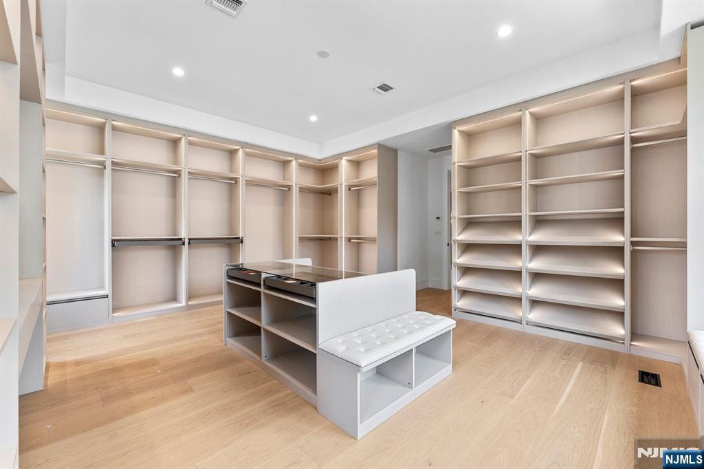 Paramus, New Jersey, 07652, United States, 6 Bedrooms Bedrooms, ,7 BathroomsBathrooms,Residential,Active,1968119