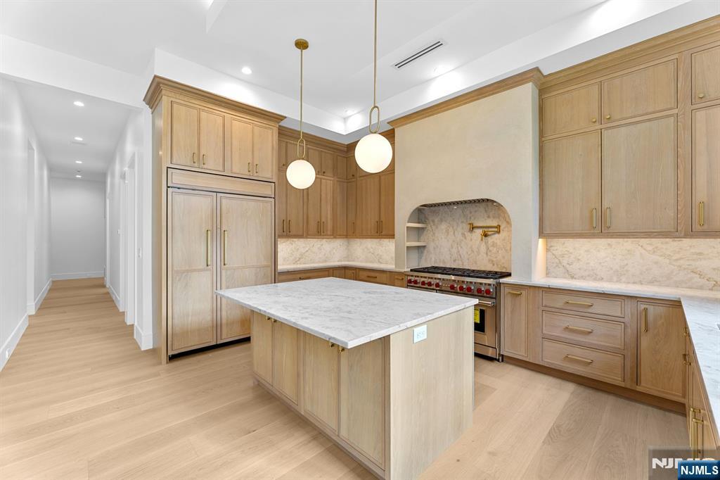 Paramus, New Jersey, 07652, United States, 6 Bedrooms Bedrooms, ,7 BathroomsBathrooms,Residential,Active,1968119