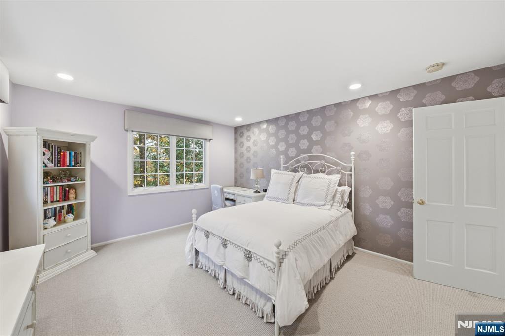 Tenafly, New Jersey, 07670, United States, 6 Bedrooms Bedrooms, ,4 BathroomsBathrooms,Residential,Pending,2007021