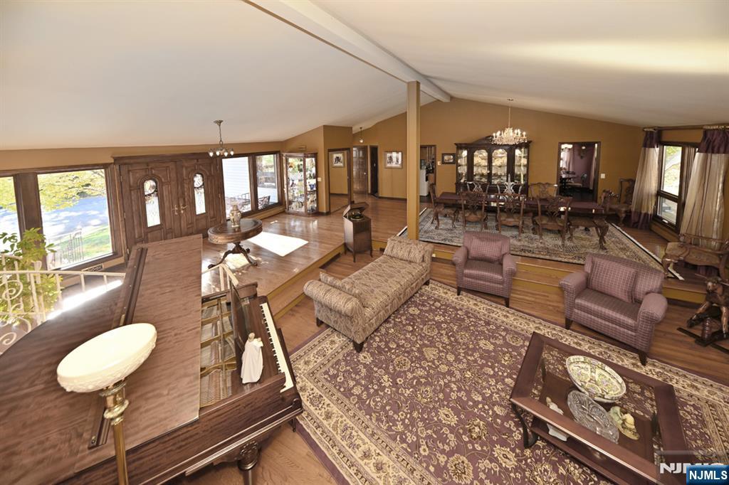 Paramus, New Jersey, 07652, United States, 4 Bedrooms Bedrooms, ,6 BathroomsBathrooms,Residential,Active,1990037