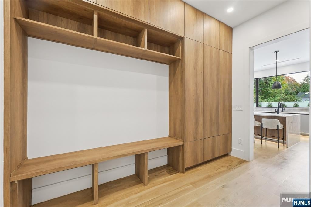 Tenafly, New Jersey, 07670, United States, 6 Bedrooms Bedrooms, ,7 BathroomsBathrooms,Residential,Active,1952304