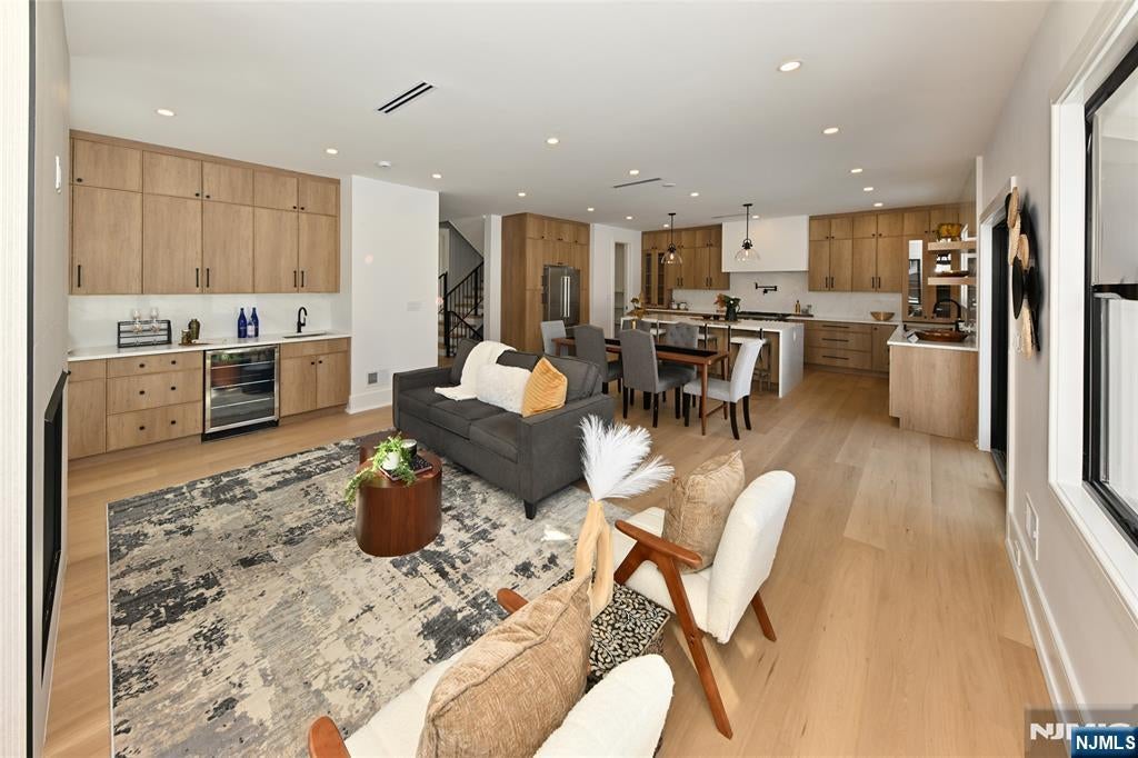 River Edge, New Jersey, 07661, United States, 5 Bedrooms Bedrooms, ,6 BathroomsBathrooms,Residential,Active,2014946