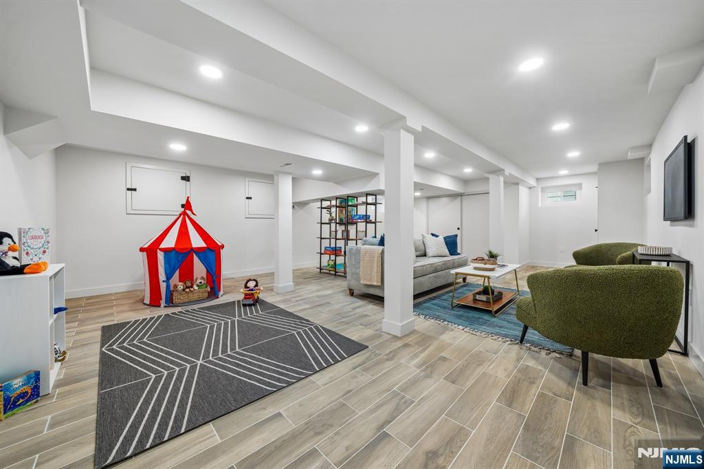 Millburn, New Jersey, 07078, United States, 5 Bedrooms Bedrooms, ,4 BathroomsBathrooms,Residential,Active,2044164