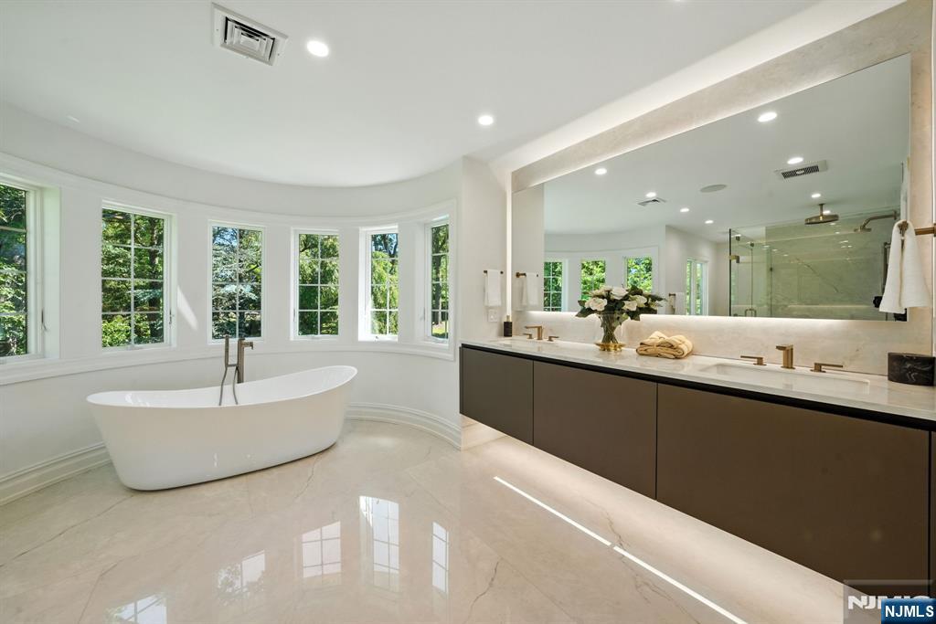 Tenafly, New Jersey, 07670, United States, 6 Bedrooms Bedrooms, ,7 BathroomsBathrooms,Residential,Active,1927680