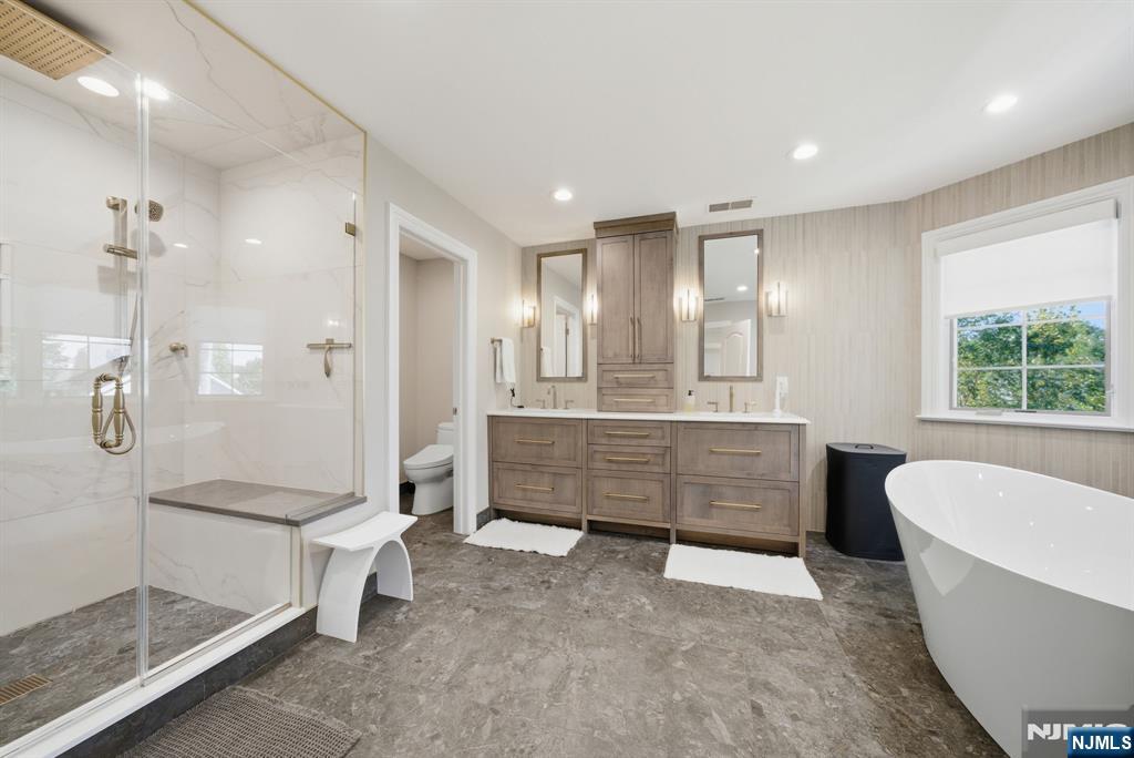 Tenafly, New Jersey, 07670, United States, 5 Bedrooms Bedrooms, ,5 BathroomsBathrooms,Residential,Active,1963283