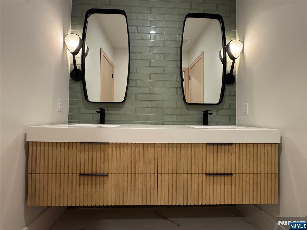 Englewood Cliffs, New Jersey, 07632, United States, 7 Bedrooms Bedrooms, ,8 BathroomsBathrooms,Residential,Active,1952040