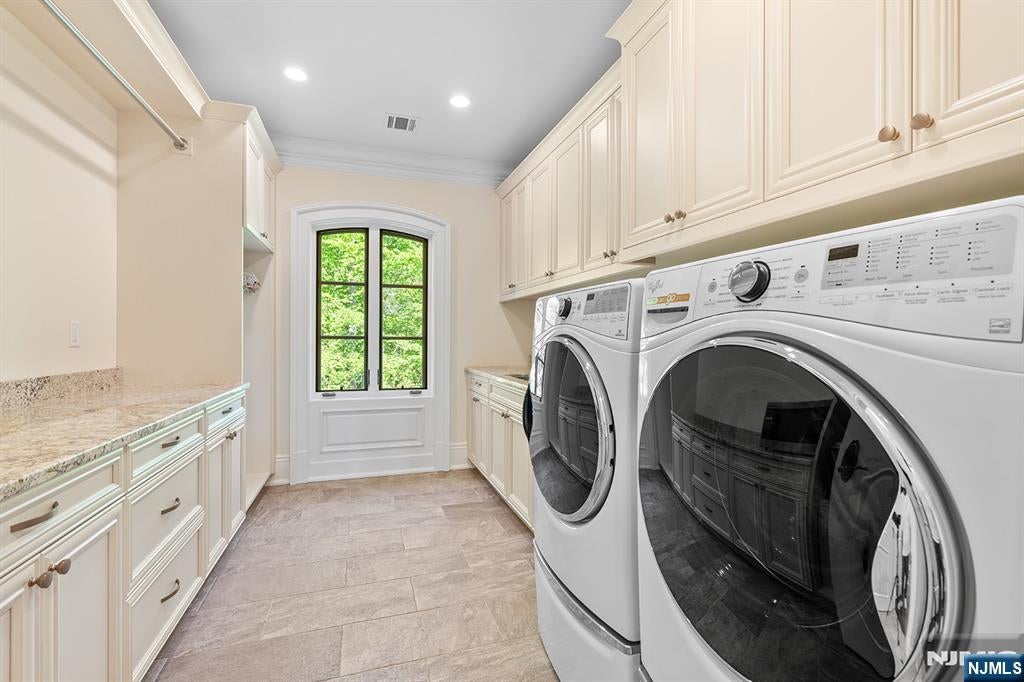 Upper Saddle River, New Jersey, 07458, United States, 6 Bedrooms Bedrooms, ,7 BathroomsBathrooms,Residential,Active,2045761