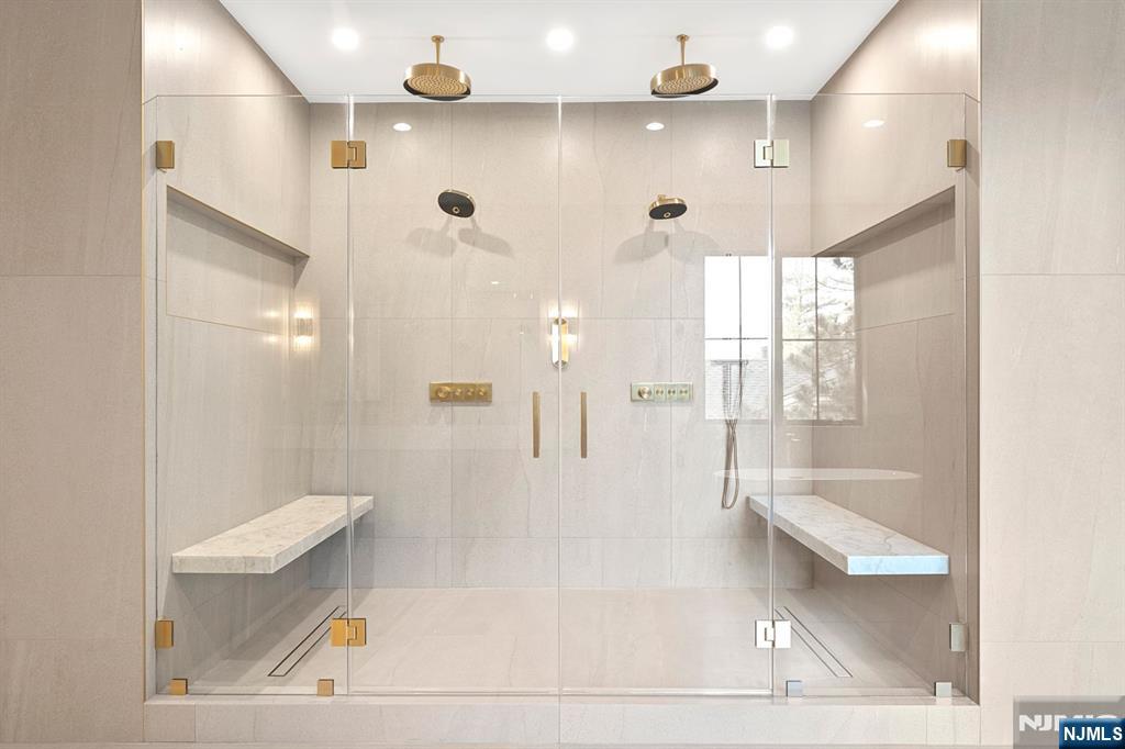 Paramus, New Jersey, 07652, United States, 6 Bedrooms Bedrooms, ,7 BathroomsBathrooms,Residential,Active,1968119