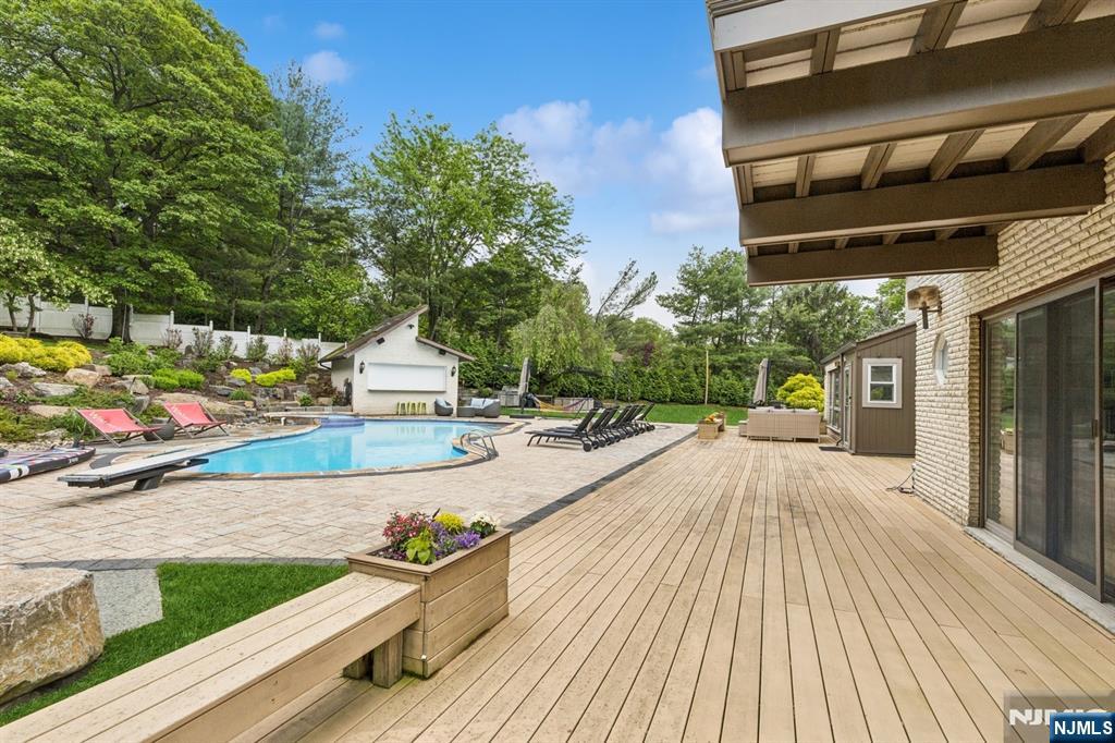 Cresskill, New Jersey, 07626, United States, 8 Bedrooms Bedrooms, ,5 BathroomsBathrooms,Residential,Active,1831840