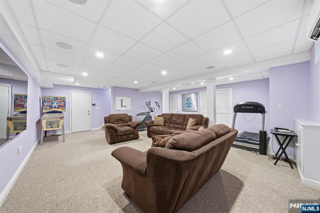 Tenafly, New Jersey, 07670, United States, 6 Bedrooms Bedrooms, ,4 BathroomsBathrooms,Residential,Pending,2007021