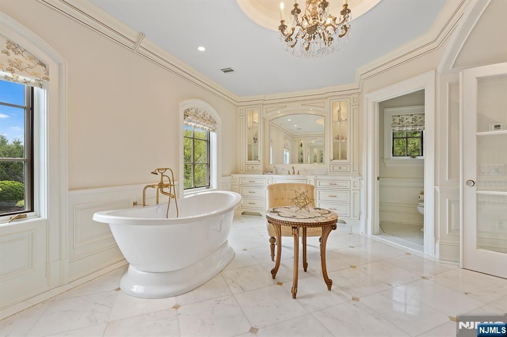 Upper Saddle River, New Jersey, 07458, United States, 6 Bedrooms Bedrooms, ,7 BathroomsBathrooms,Residential,Active,2045761