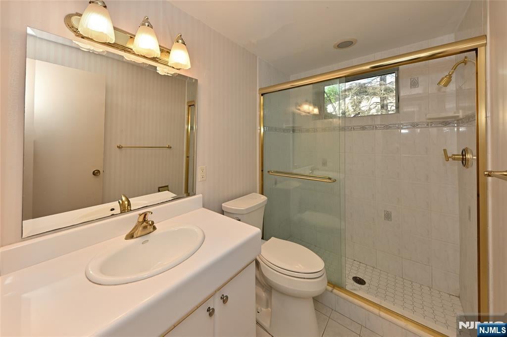 Englewood Cliffs, New Jersey, 07632, United States, 5 Bedrooms Bedrooms, ,4 BathroomsBathrooms,Residential,Active,1929465