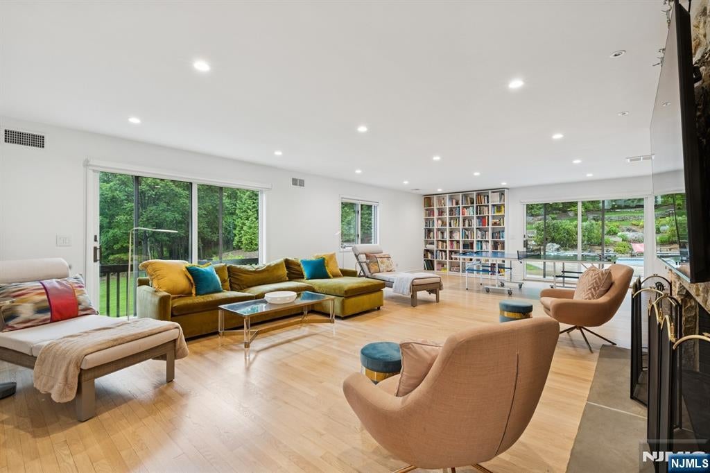 Cresskill, New Jersey, 07626, United States, 8 Bedrooms Bedrooms, ,5 BathroomsBathrooms,Residential,Active,1831840