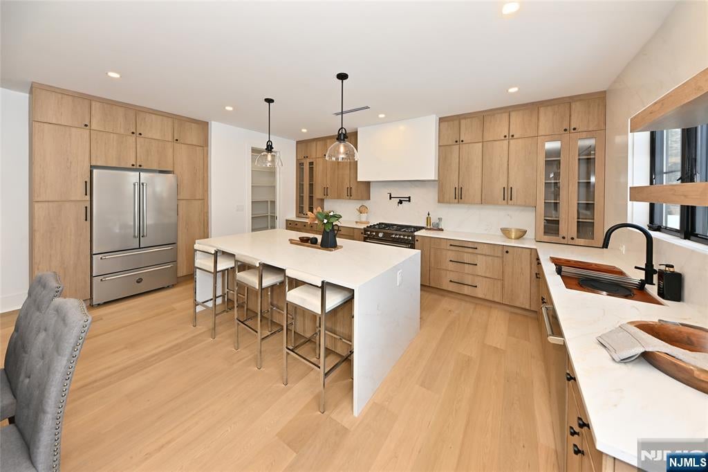 River Edge, New Jersey, 07661, United States, 5 Bedrooms Bedrooms, ,6 BathroomsBathrooms,Residential,Active,2014946