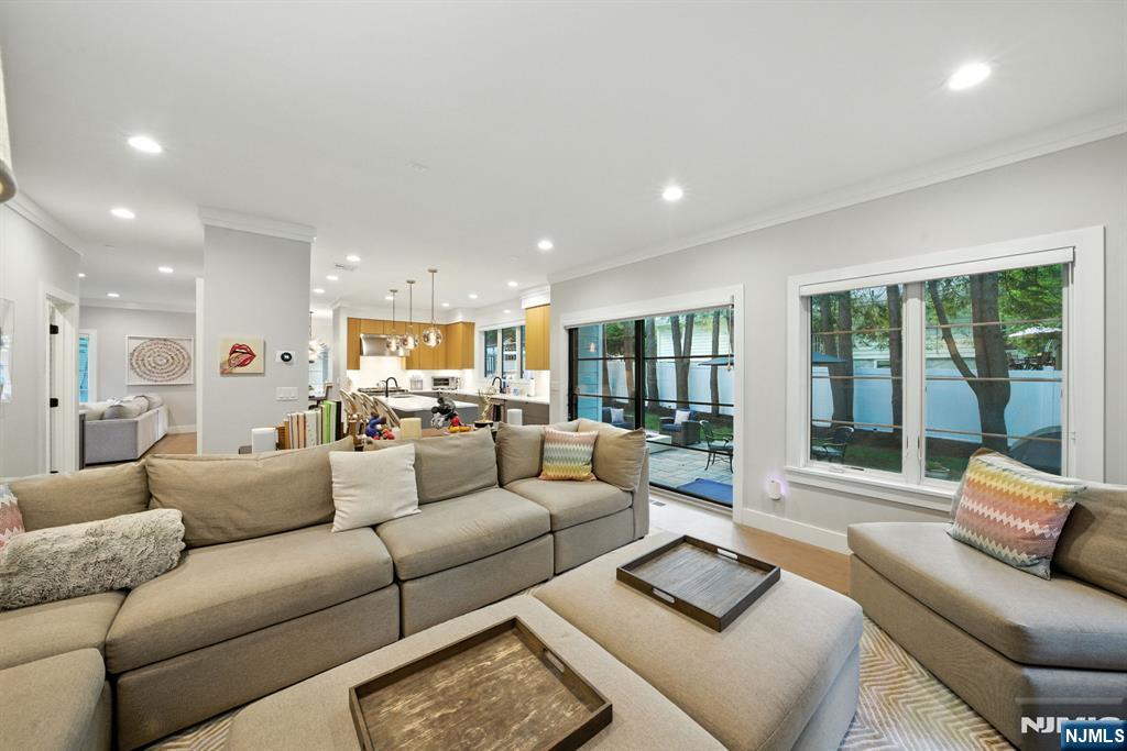 Cresskill, New Jersey, 07626, United States, 5 Bedrooms Bedrooms, ,5 BathroomsBathrooms,Residential,Active,1929433