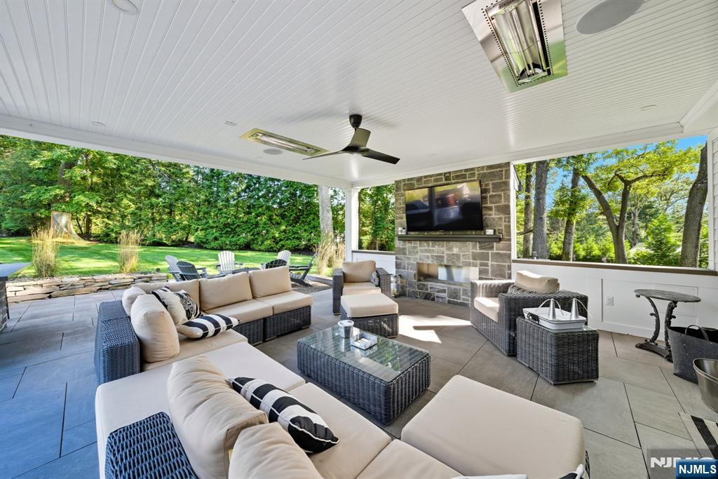 Tenafly, New Jersey, 07670, United States, 5 Bedrooms Bedrooms, ,7 BathroomsBathrooms,Residential,Active,1963399