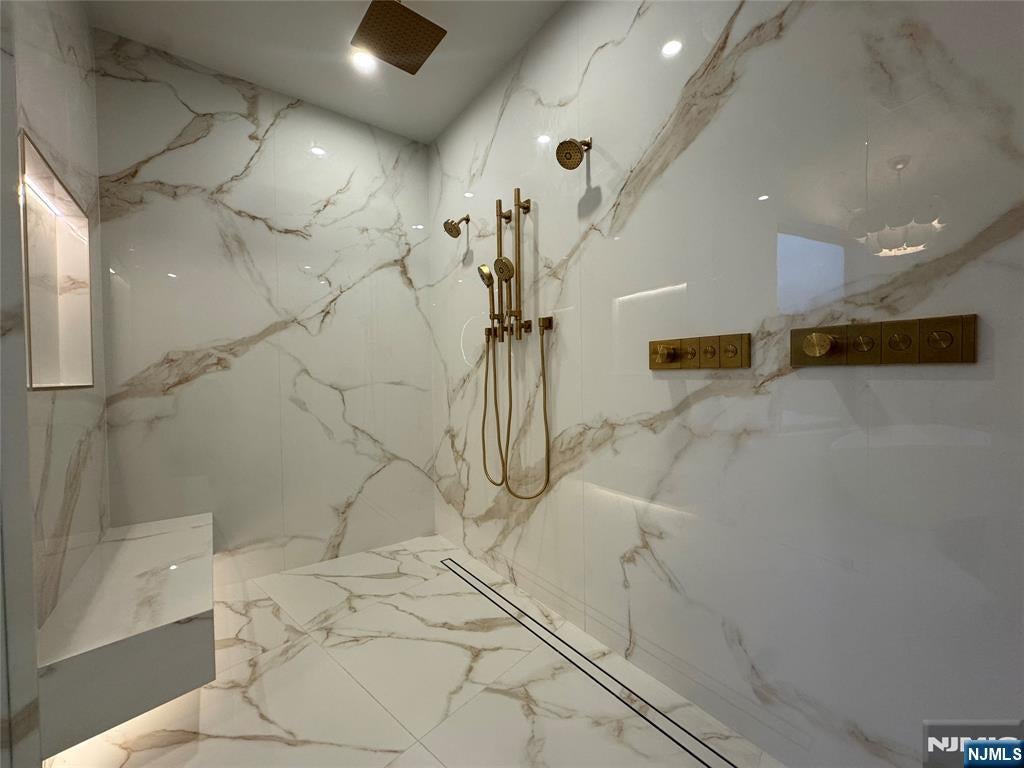 Englewood Cliffs, New Jersey, 07632, United States, 7 Bedrooms Bedrooms, ,8 BathroomsBathrooms,Residential,Active,1952040