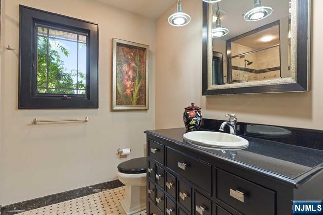 Mahwah, New Jersey, 07430, United States, 4 Bedrooms Bedrooms, ,4 BathroomsBathrooms,Residential,Pending,1993641