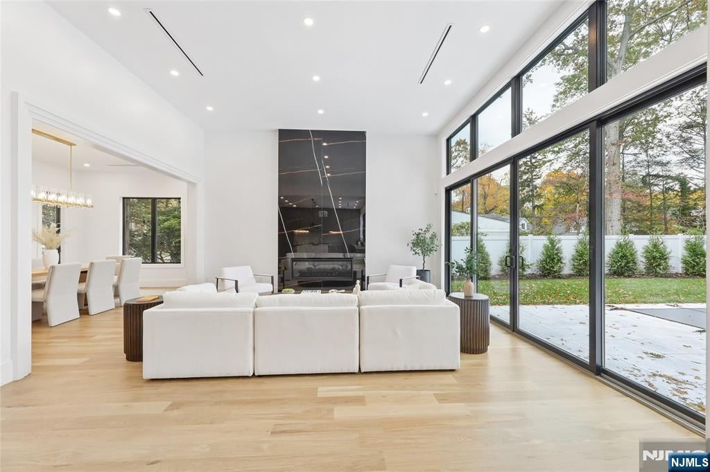 Tenafly, New Jersey, 07670, United States, 6 Bedrooms Bedrooms, ,7 BathroomsBathrooms,Residential,Active,1952304