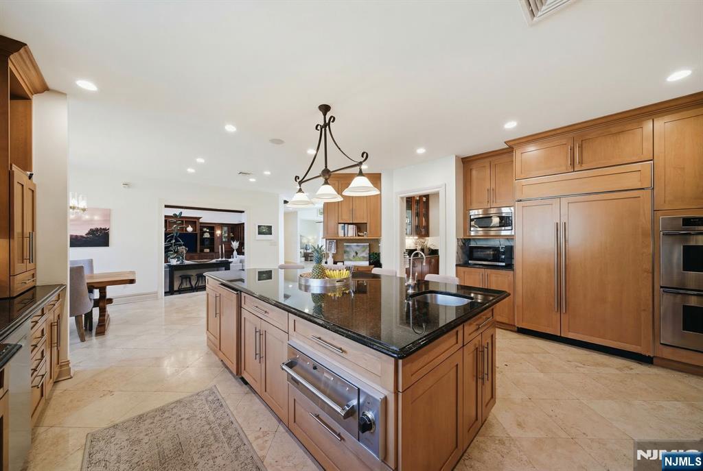 Tenafly, New Jersey, 07670, United States, 6 Bedrooms Bedrooms, ,7 BathroomsBathrooms,Residential,Active,2043827
