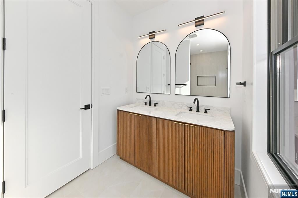 River Edge, New Jersey, 07661, United States, 5 Bedrooms Bedrooms, ,6 BathroomsBathrooms,Residential,Active,2014946